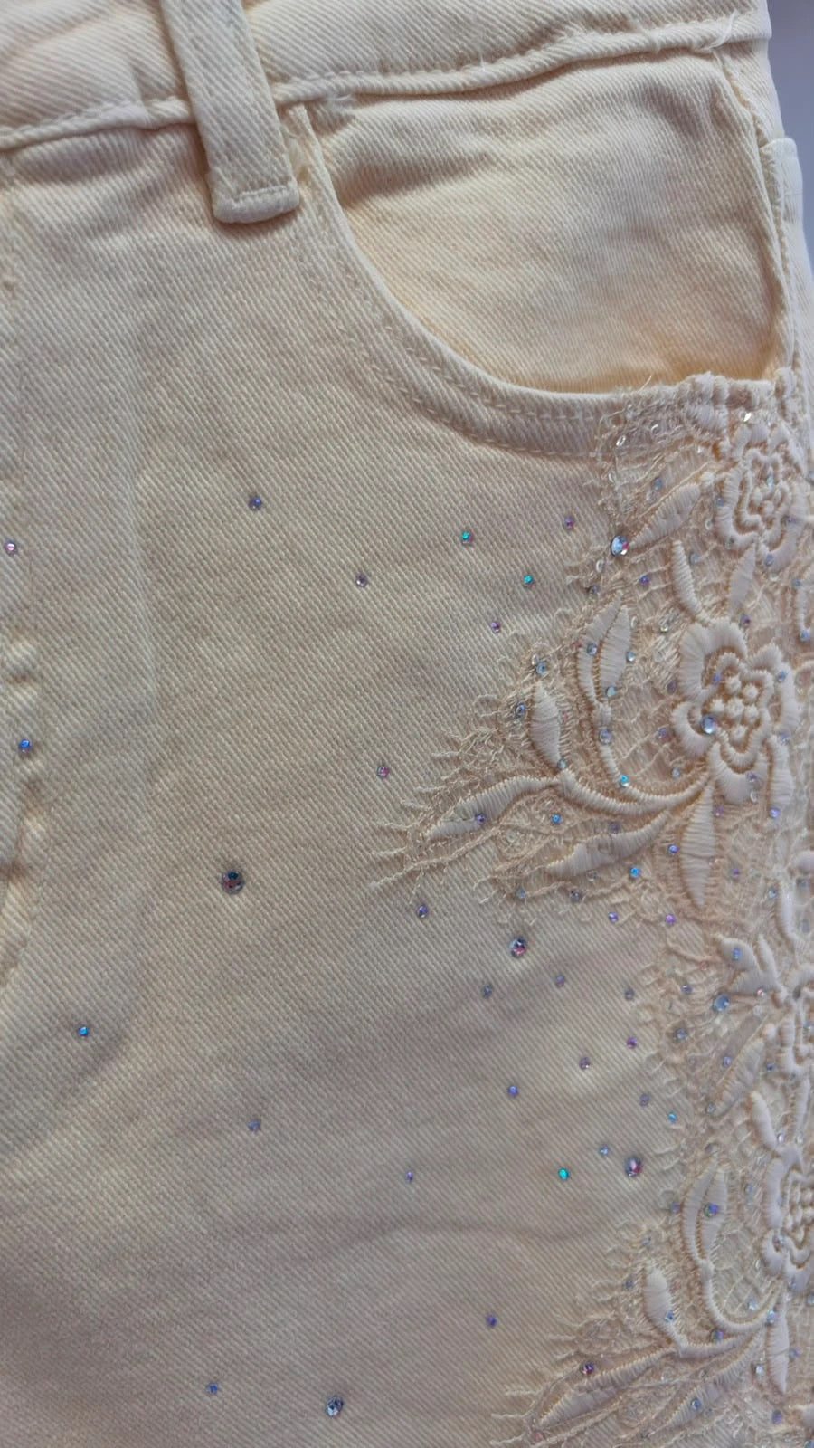 PANTALÓN DENIM STRASS VAQUERO AMARILLO