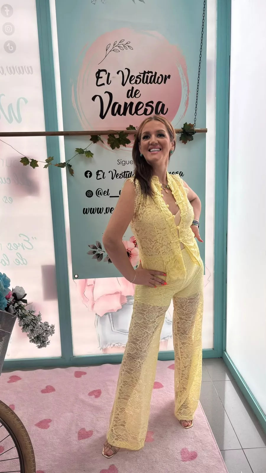 Conjunto de Encaje Floral Chaleco y Pantalón Fluido Amarillo Pastel