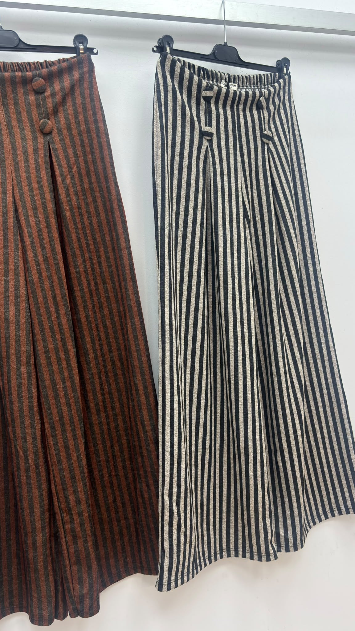 PLEATED BUTTON TROUSERS