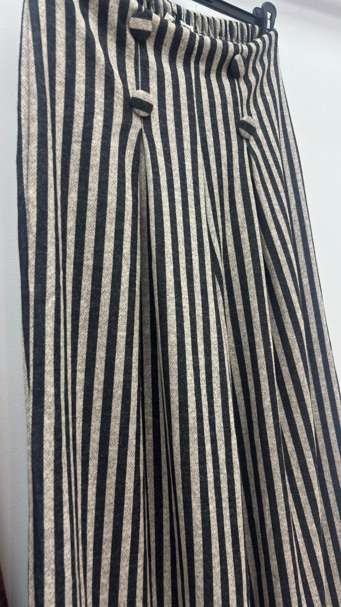 PLEATED BUTTON TROUSERS